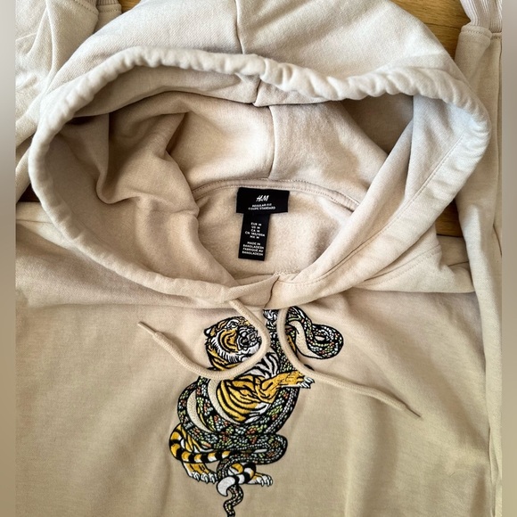 🐯🔥 H&M Beige Hoodie Tiger Snake Embroidered Graphic Size M Streetwear ⭐ - Picture 3 of 7